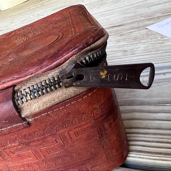Vintage 1930s Mexico tooled leather box with acwalite celluloid brush shoehorn - Picture 14 of 16
